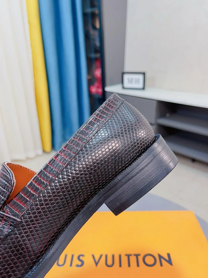 Ex-factory price 458🌹🌹【Louis Vuitton] LV official website synchronizes casual formal leather shoes, imported Italian first-layer calfskin, the leather feels natural and comfortable, and the flowing shoe body design embodies an extraordinary superior wearing experience. Smooth and tight hand-stitched seams achieve extraordinary noble taste. The lining is made of cowhide, which is high-end, comfortable and breathable, telling the man's high-spirited heart. Number of items in stock: 38-44 45 can be customized.
